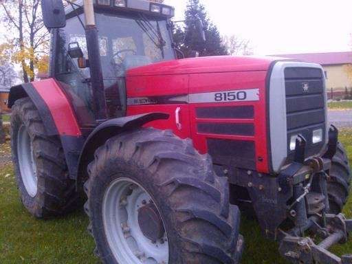 Przód i lewy bok ciągnika rolniczego Massey Ferguson 8150