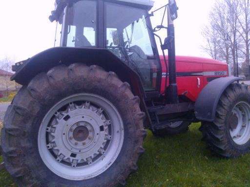Czerwony zadbany traktor Massey Ferguson 8150 