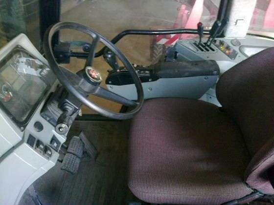 Widok na komfortowe siedzenie pasażera i kierownicę w używanym ciągniku Massey Fergusno 8170