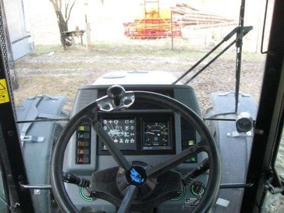 Widok z siedzenia operatora ciągnika rolniczego  Lamborghini Premium 1060 