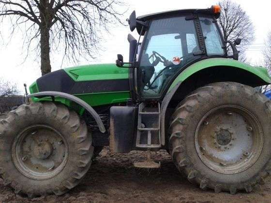 Lewy bok zadbanego używanego ciagnika rolniczego Deutz Fahr X 710 