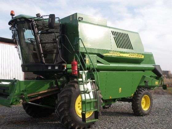 Zdjęcie przedstawiające kombajn uzywany John Deere 1450 CWS z boku. 