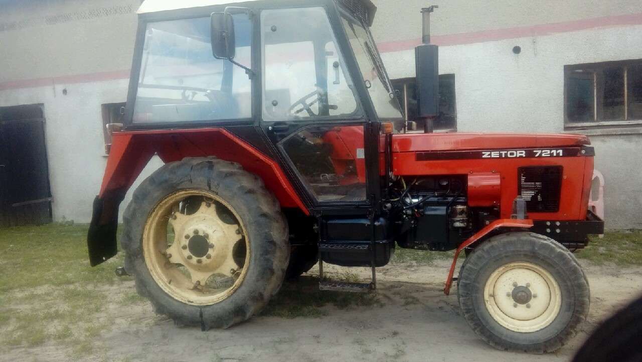 używany ciągnik rolniczy ZETOR 7211 oferta sprzedaży prawy bok oryginalny kolor czerwony