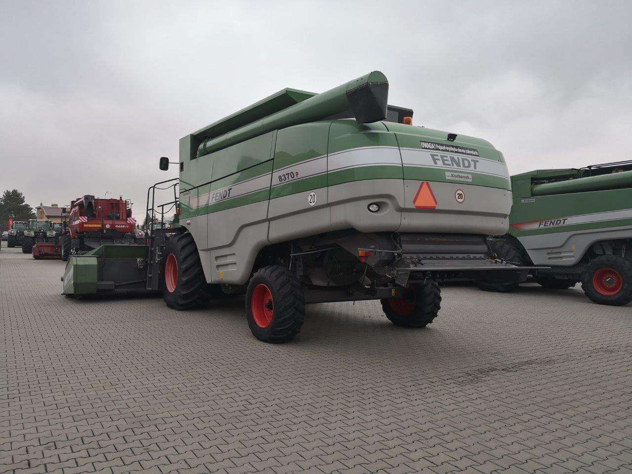 Używany kombajn Fendt 8370 P z oferty spółki Korbanek widok z tyłu 