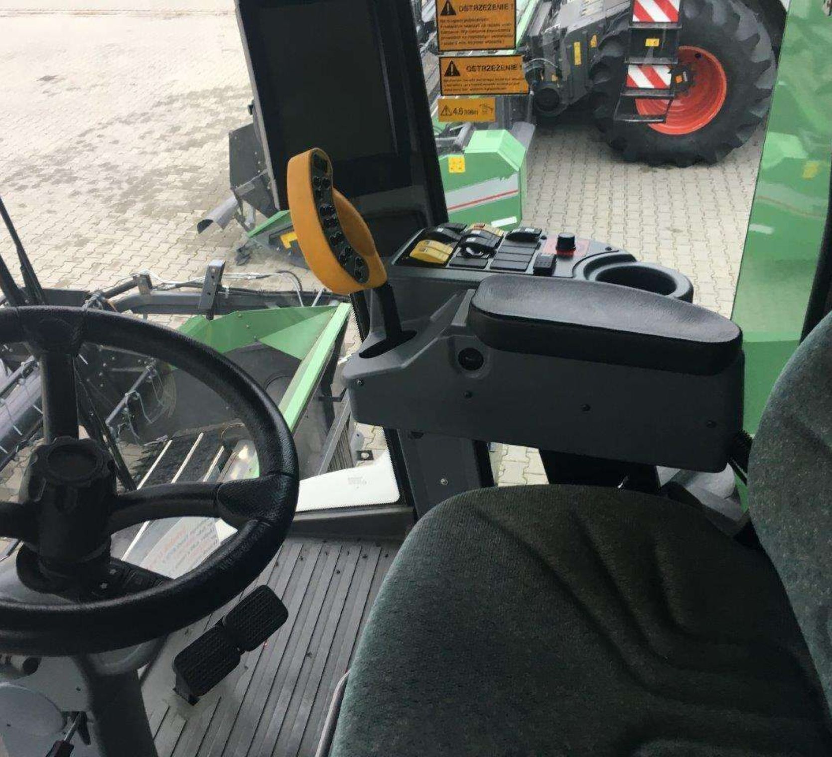 Kabina w kombajnie Fendt 8370 Komfortowe wnętrze używanego kombajny Fendt 8370 widok od wewnątrz z góry