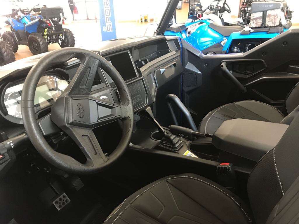 Wnętrze ciągnika rolniczego Polaris General 1000 XP widok na fotel kierowcy i pasażera oraz kierownicę