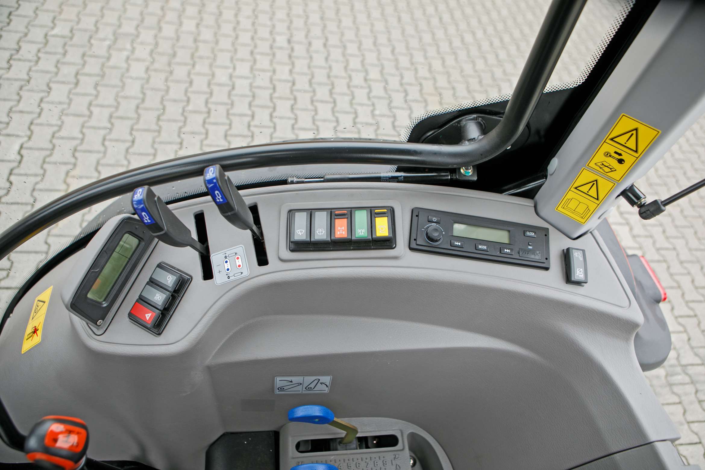 Prawy panel kabiny z dźwigniami i przełącznikami ciągnika Arbos 3065