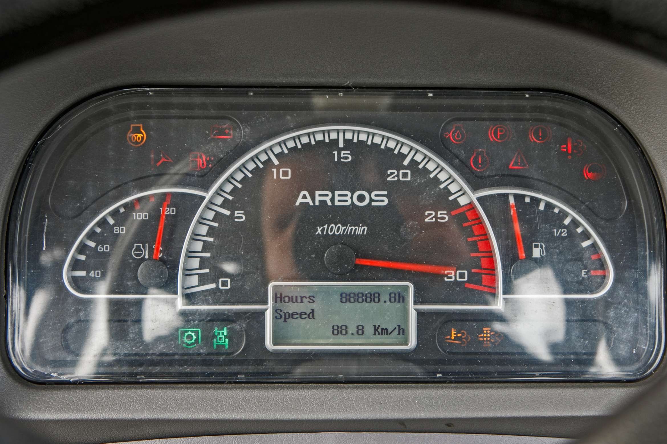Ciągnik rolniczy Arbos 3075 Stage V widok na wyświetlacz