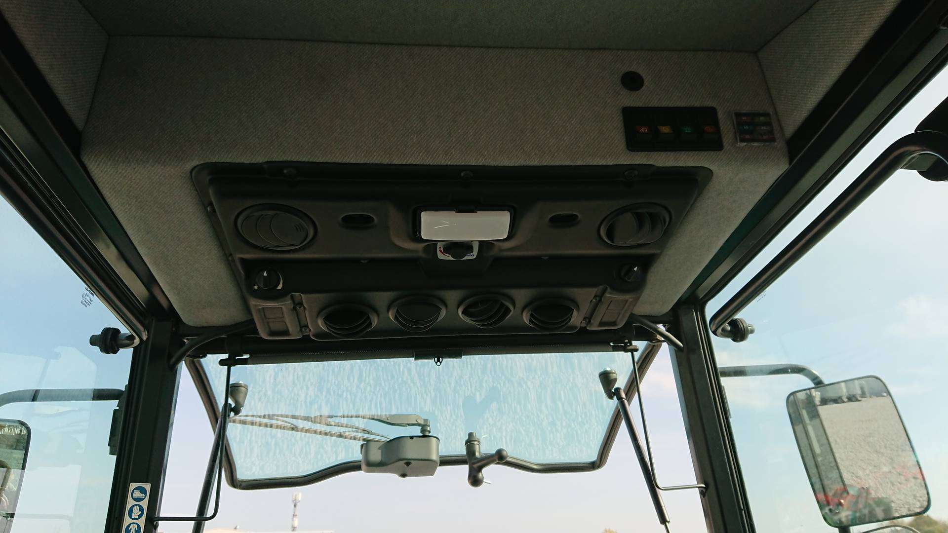 Dach kabiny z przełącznikami i panelem klimatyzacji Arbos 4090F