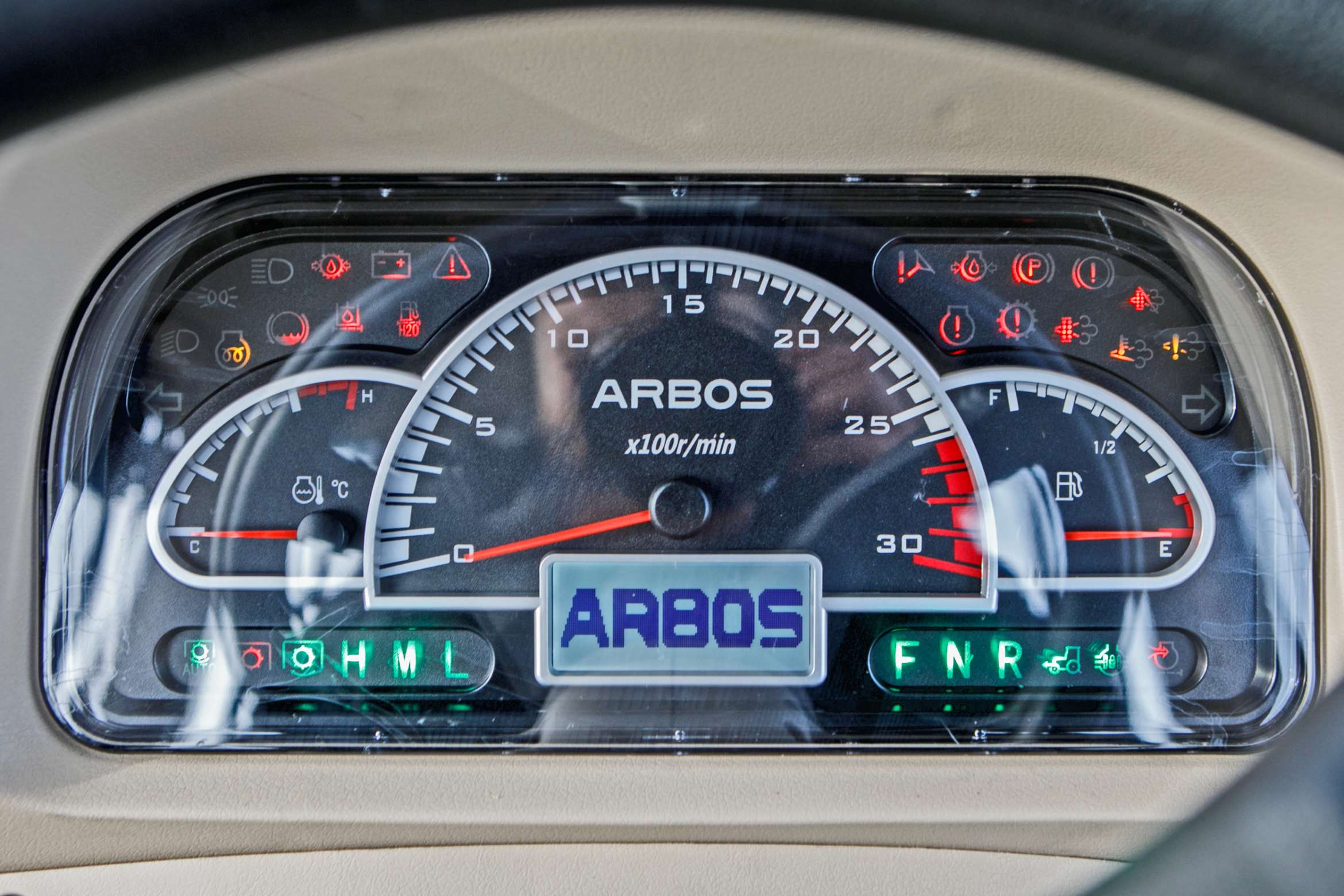 Ciągnik rolniczy Arbos 4100 Stage V widok na wyświetlacz