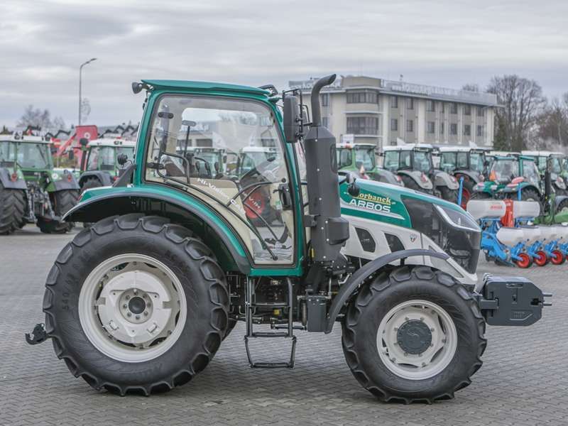 Bok ciągnika arbos 5115 advanced w tle biurowiec korbanek.pl