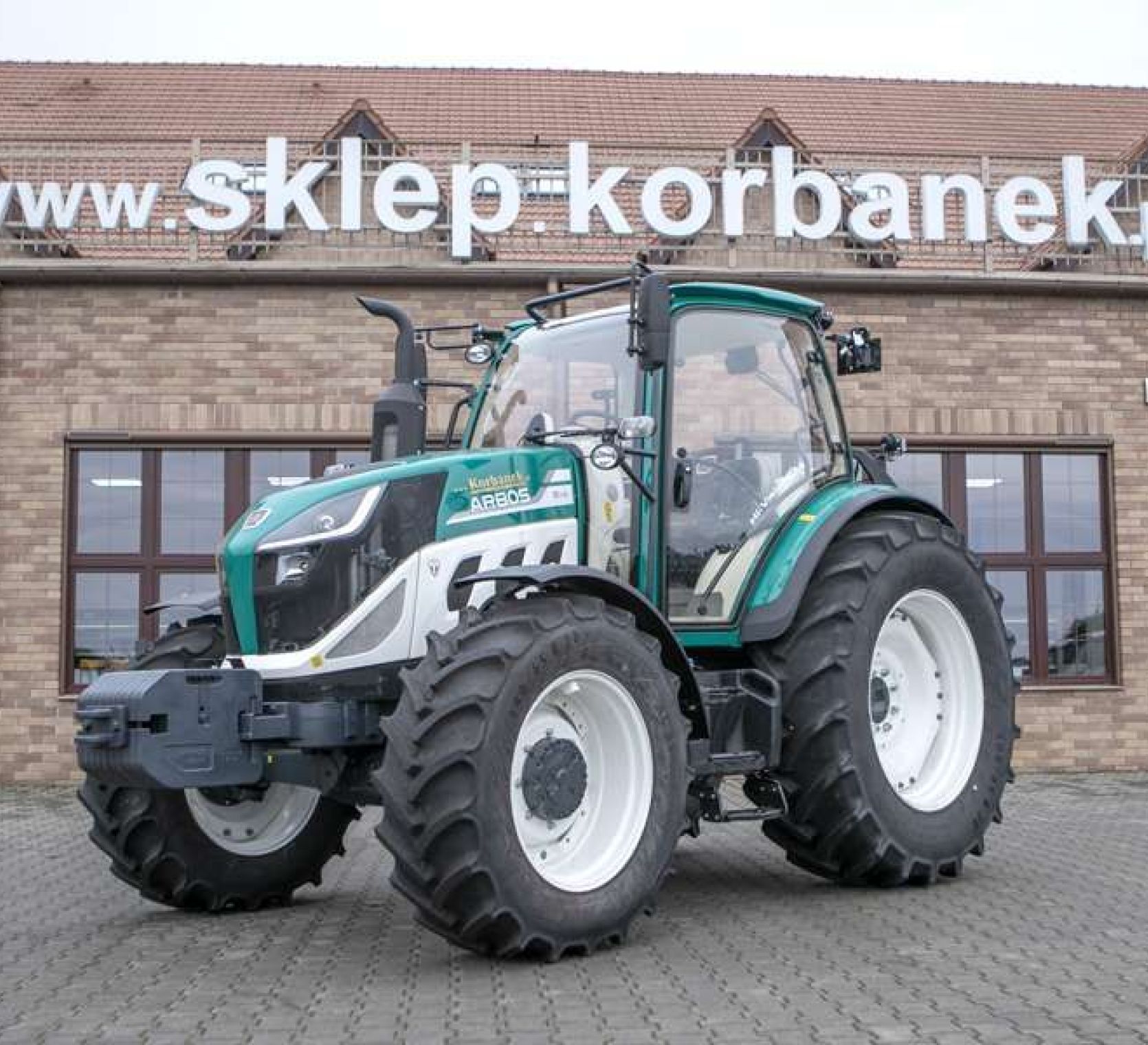 Arbos 5115 Global prezentacja ciągnika Ciągnik Arbos 5115 Global na placu korbanek