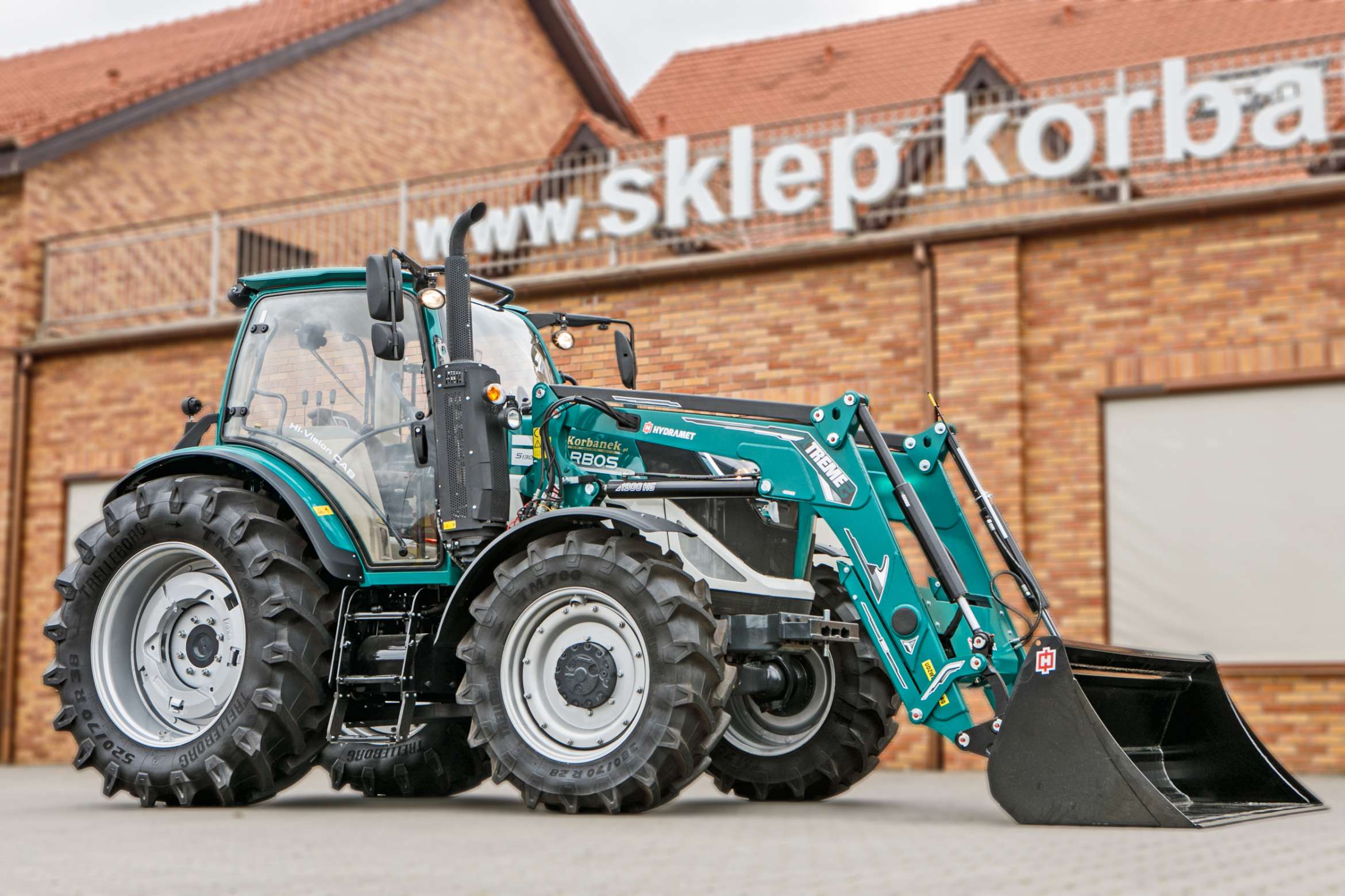 Ciągnik rolniczy Arbos 5130 Advanced z ładowaczem Hydramet widok przodu z prawej strony