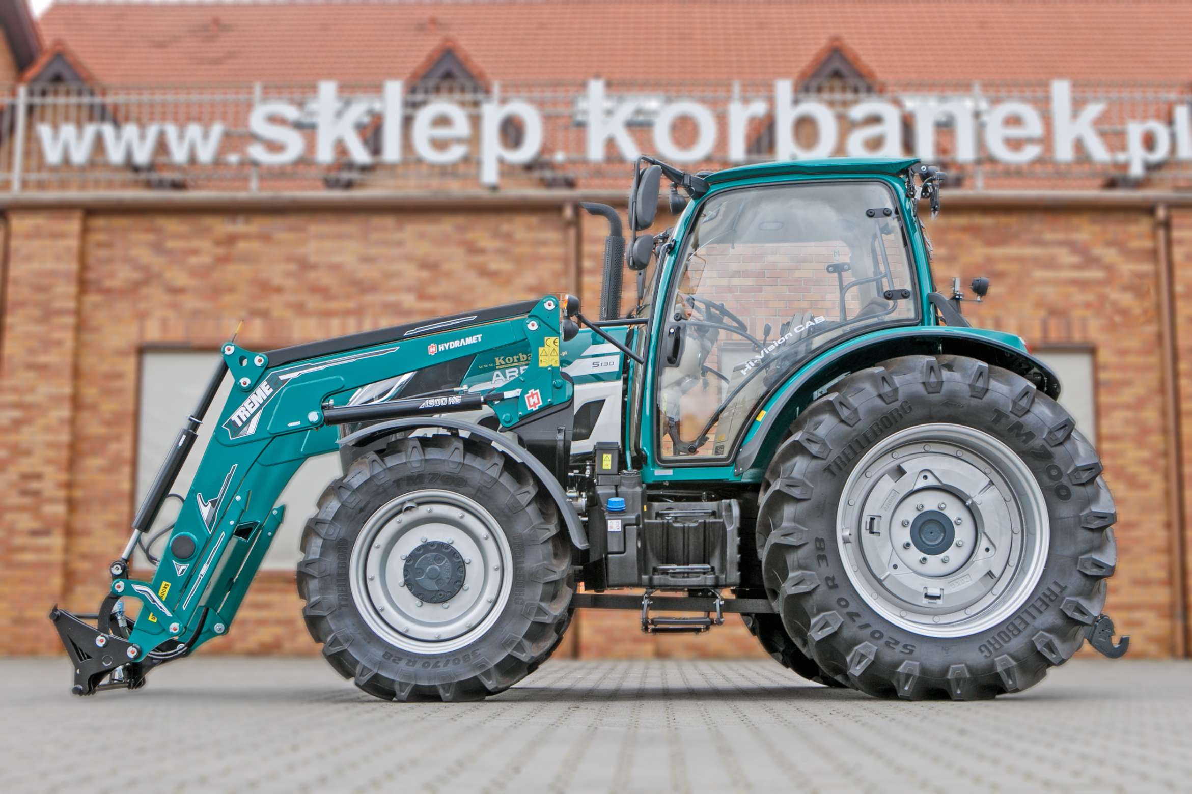 Ciągnik rolniczy Arbos 5130 z ładowaczem Xtreme widok z lewej strony