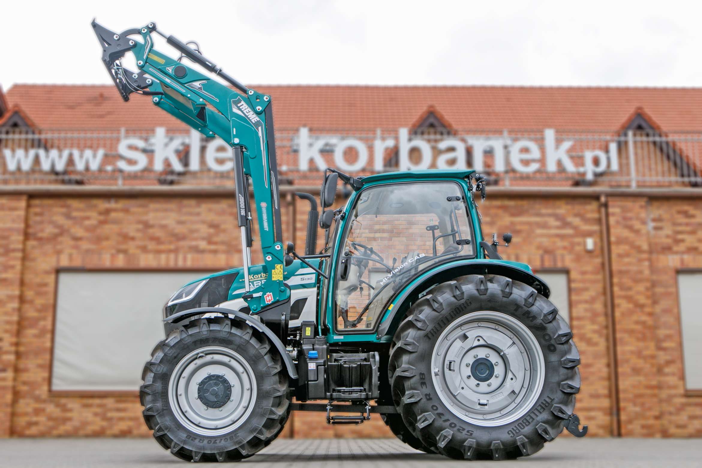Ciągnik rolniczy Arbos 5130 Advanced z ładowaczem Hydramet widok z lewej strony