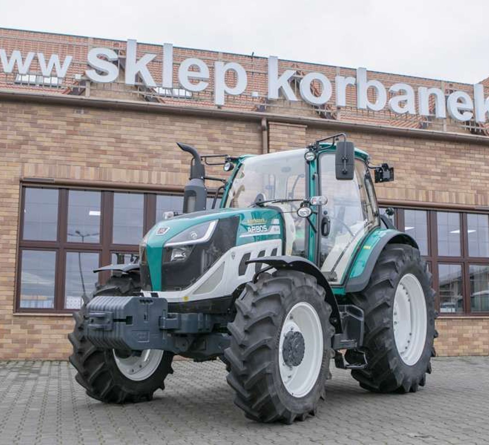 5130 Global Arbos na tle firmy Korbanek Arbos 5130 Global z przodu z widokiem na bok