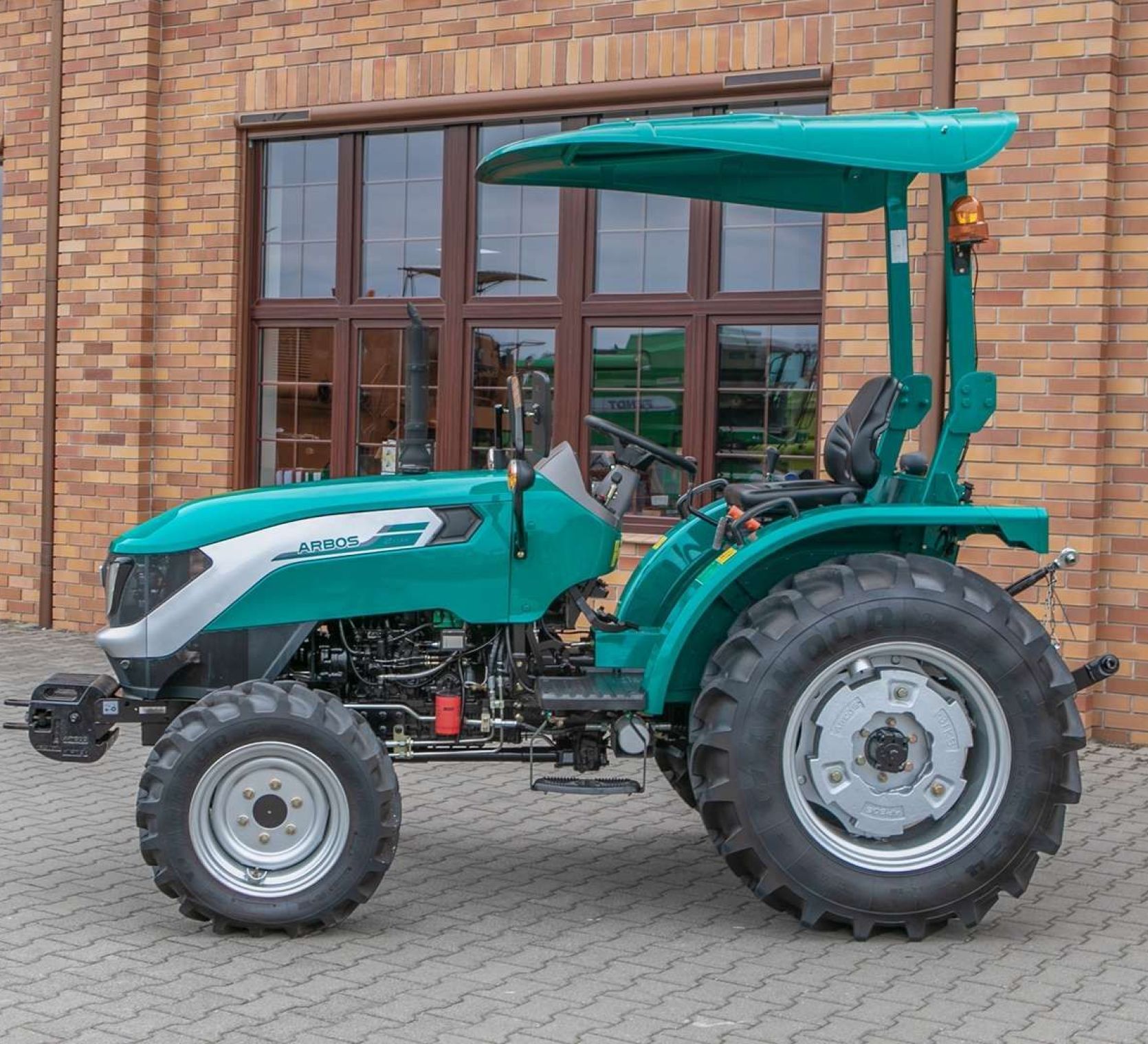 Widok na bok ciągnika Arbos 2025 od firmy Korbanek. Traktor Arbos 2025, bez kabiny do kupienia w firmie Korbanek.