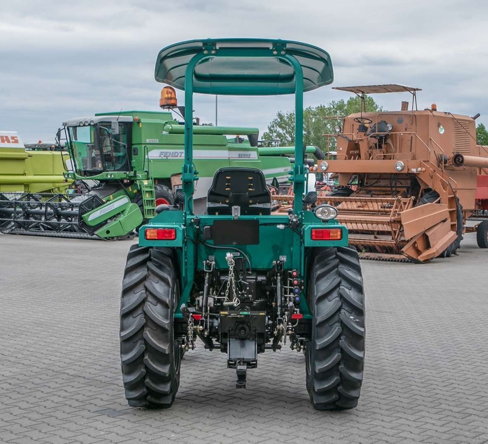 Fotografia przedstawiająca traktor arbos, widok od tyłu. Widok na tył ciągnika Arbos 2025 bez kabiny.