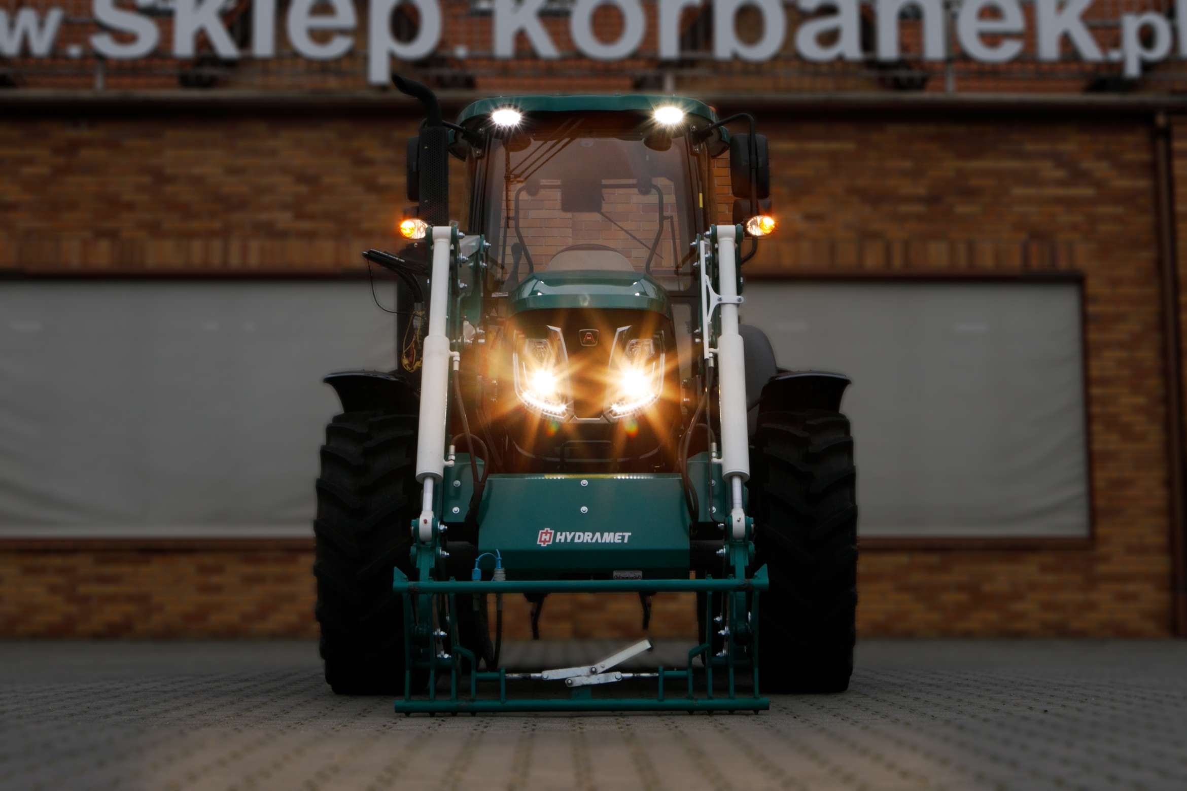 Pełne oświetlenie robocze ciągnika Arbos 4100