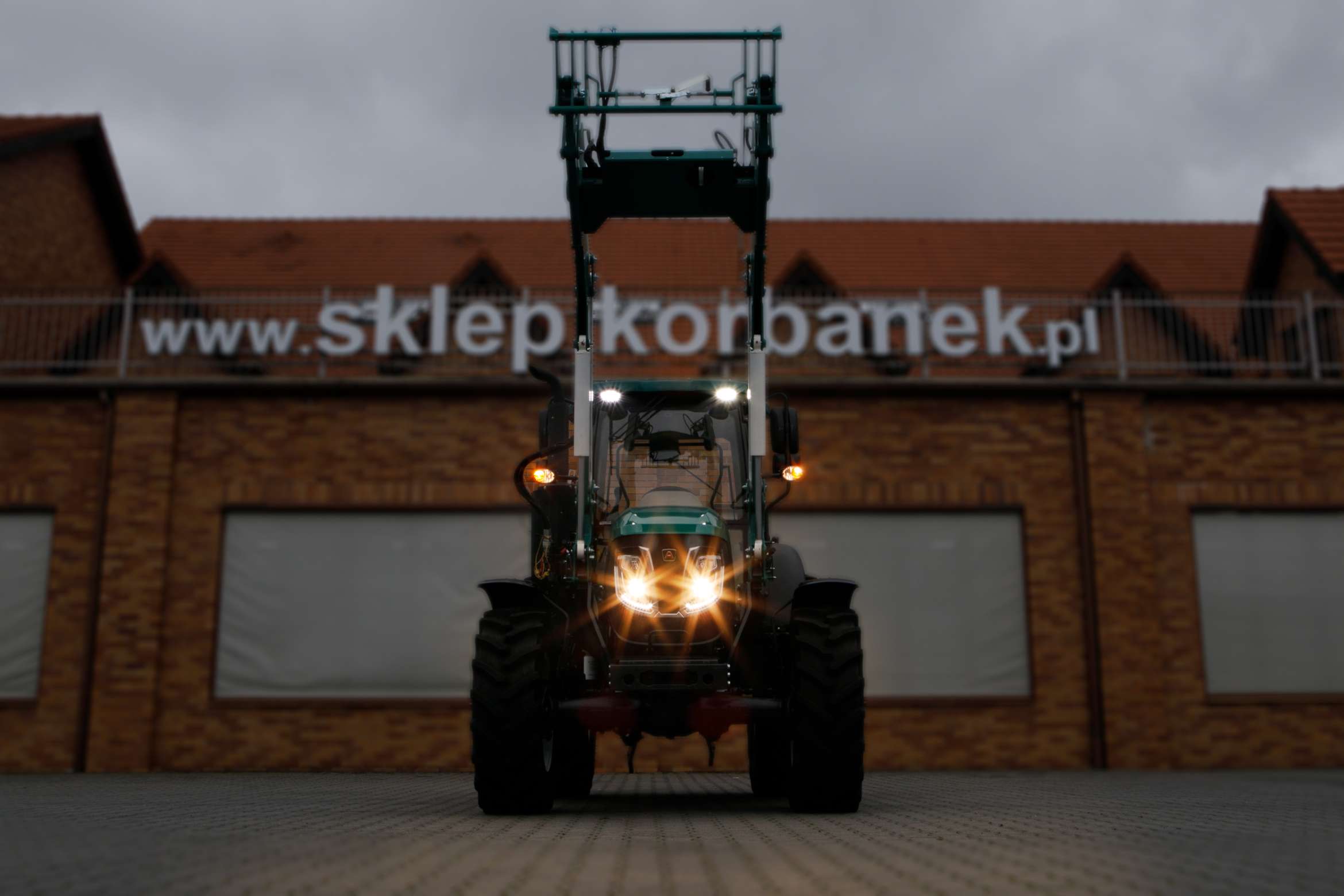 Pełne oświetlenie robocze ciągnika Arbos 4110