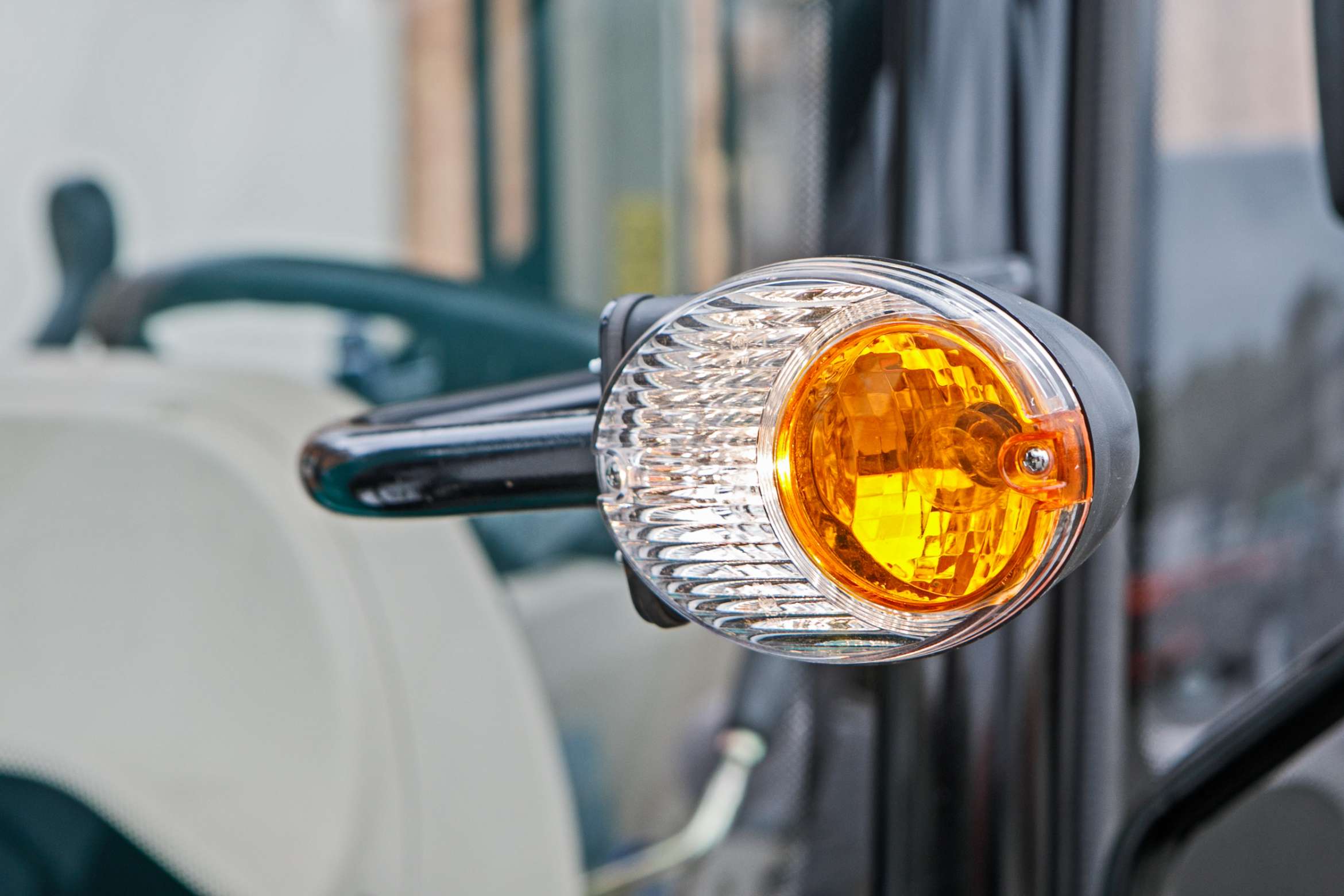 Lampa na wsporniku kabiny ciągnika Arbos 4110
