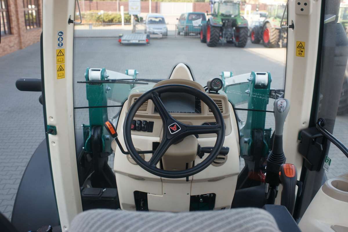 widok na kolumne kierownicza oraz to co widzi kierowca w przedniej szybie komfortowa kabina kierowcy arbosa