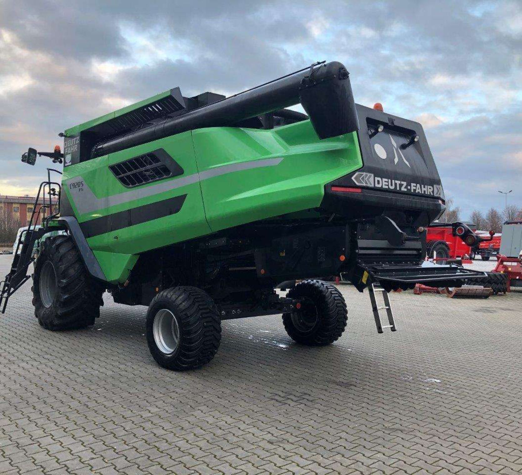 Kombajn Deutz Fahr C9205TS z tyłu Deutz Fahr C9205TS lewy tył