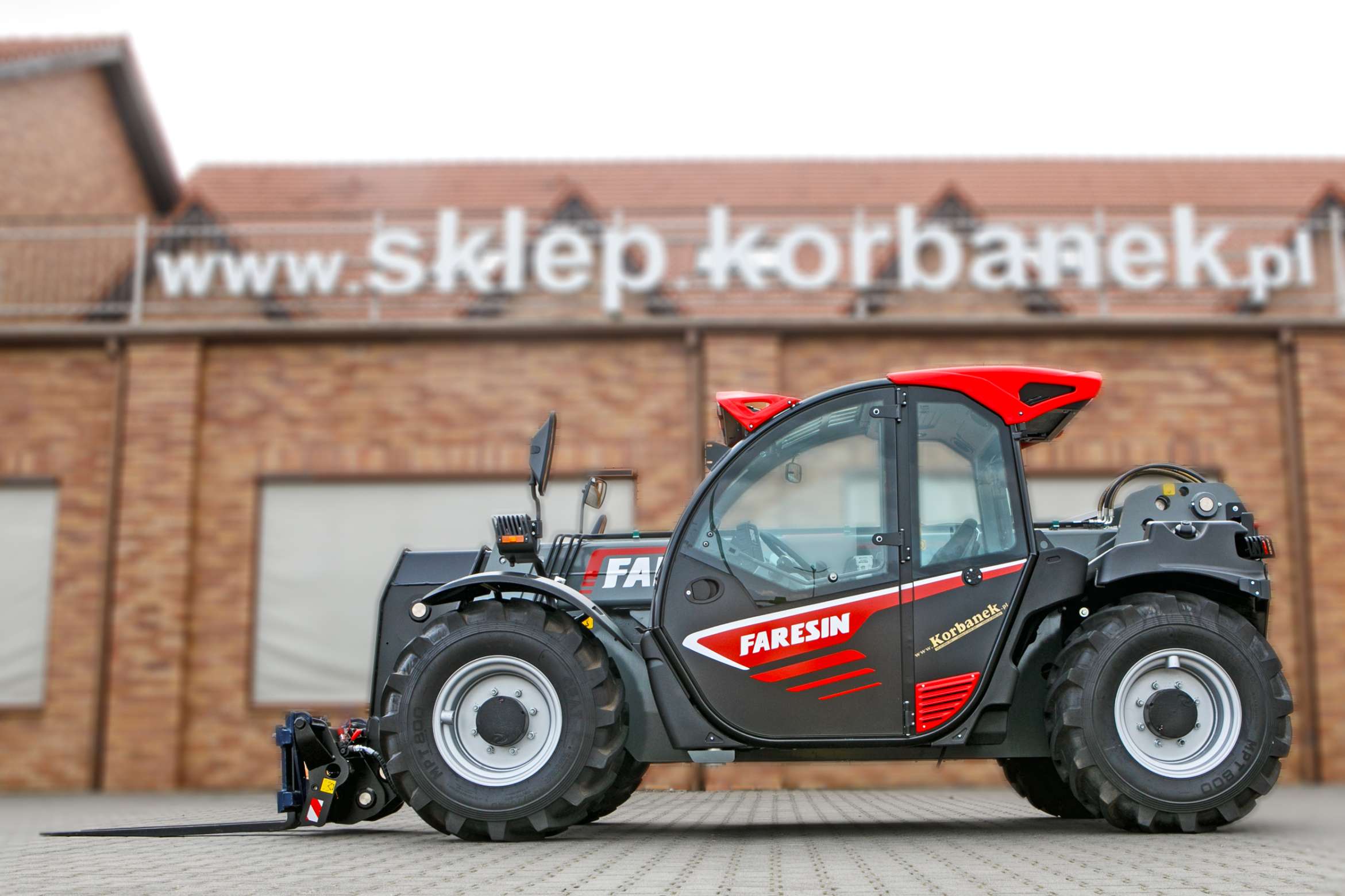 Ładowarka teleskopowa Faresin 7.32 Compact Bosch Deutz widok z boku kabina