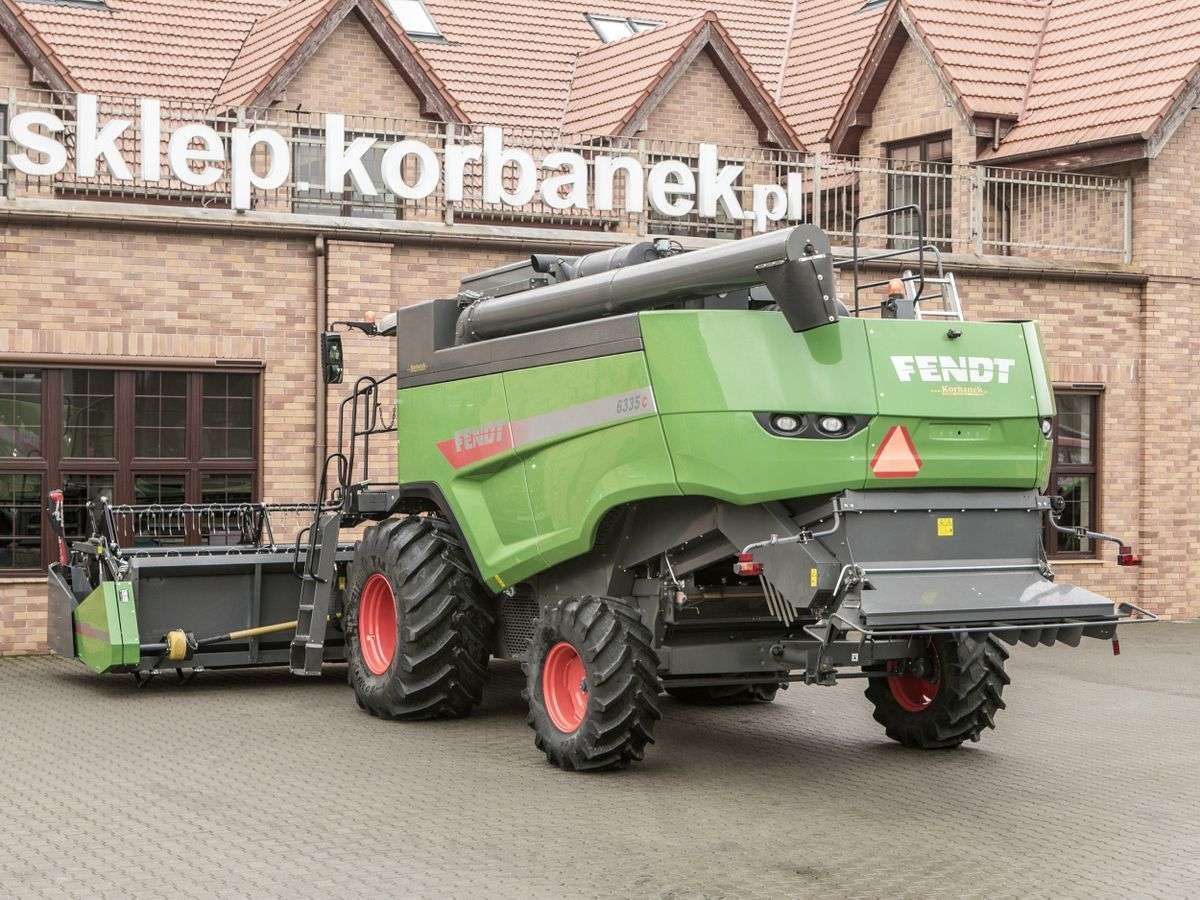 Tył używanego niemieckiego kombajnu marki Fendt seria 6335