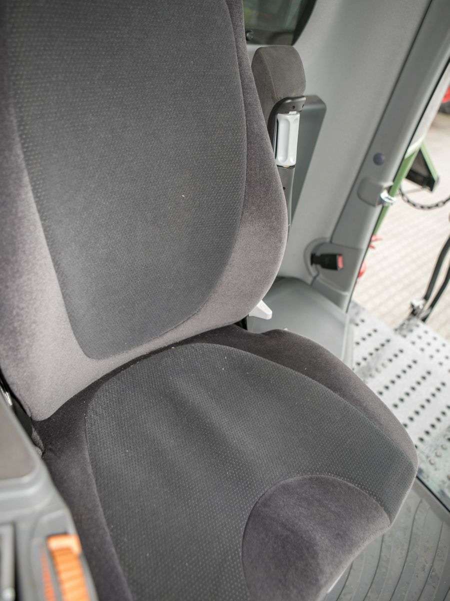 Fotel kierowcy pneumatyczny zamontowany kombajnie zbożowym 6- klawiszowym Fendt 6335