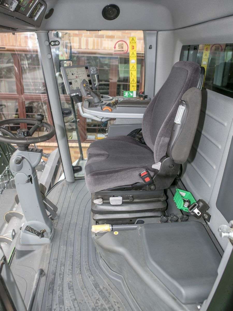Komfortowy pneumatyczny fotel operatora oraz  siedzenie dla pasażera w używanym kombajnie Fendt 6335
