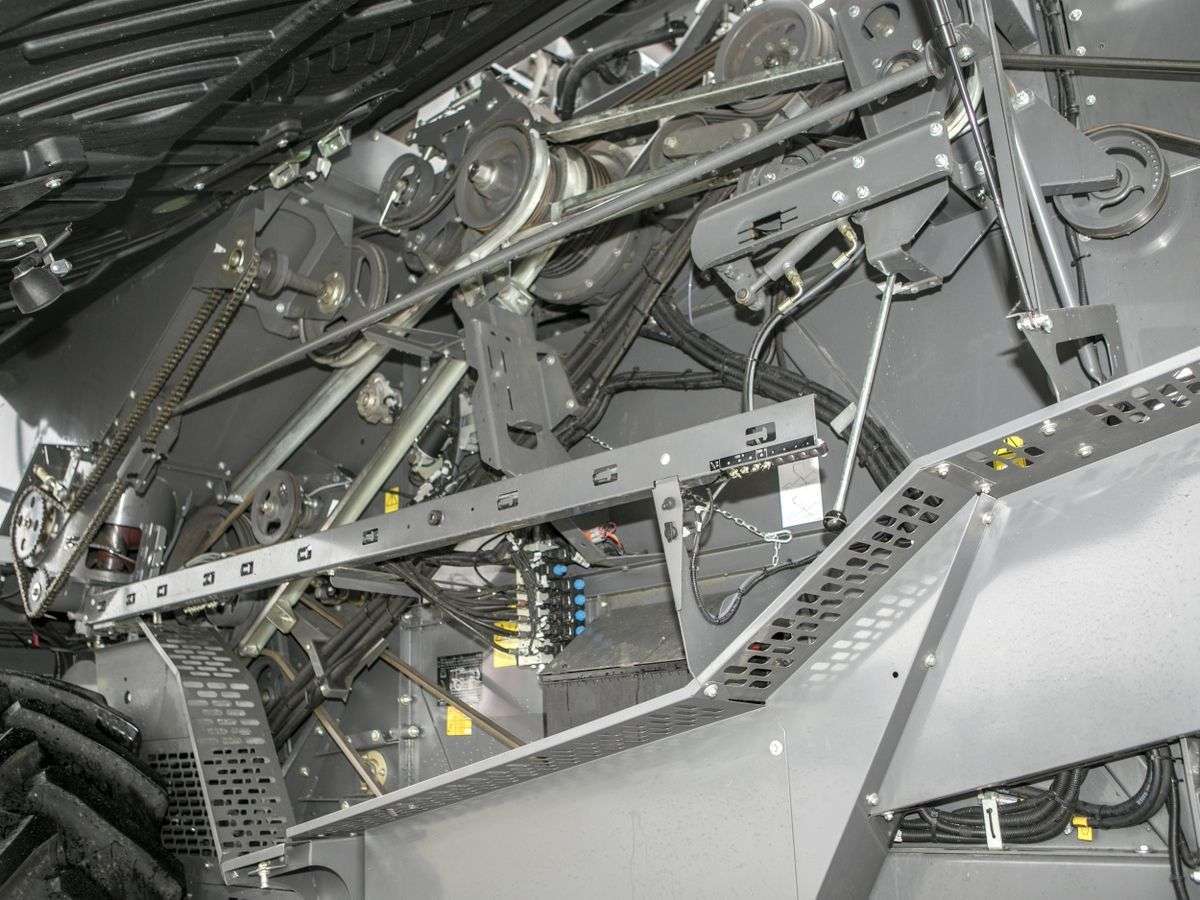 Kombajn zbożowy Fendt 6335 - napędy lańcuchowe i paski klinowe z lewej strony maszyny