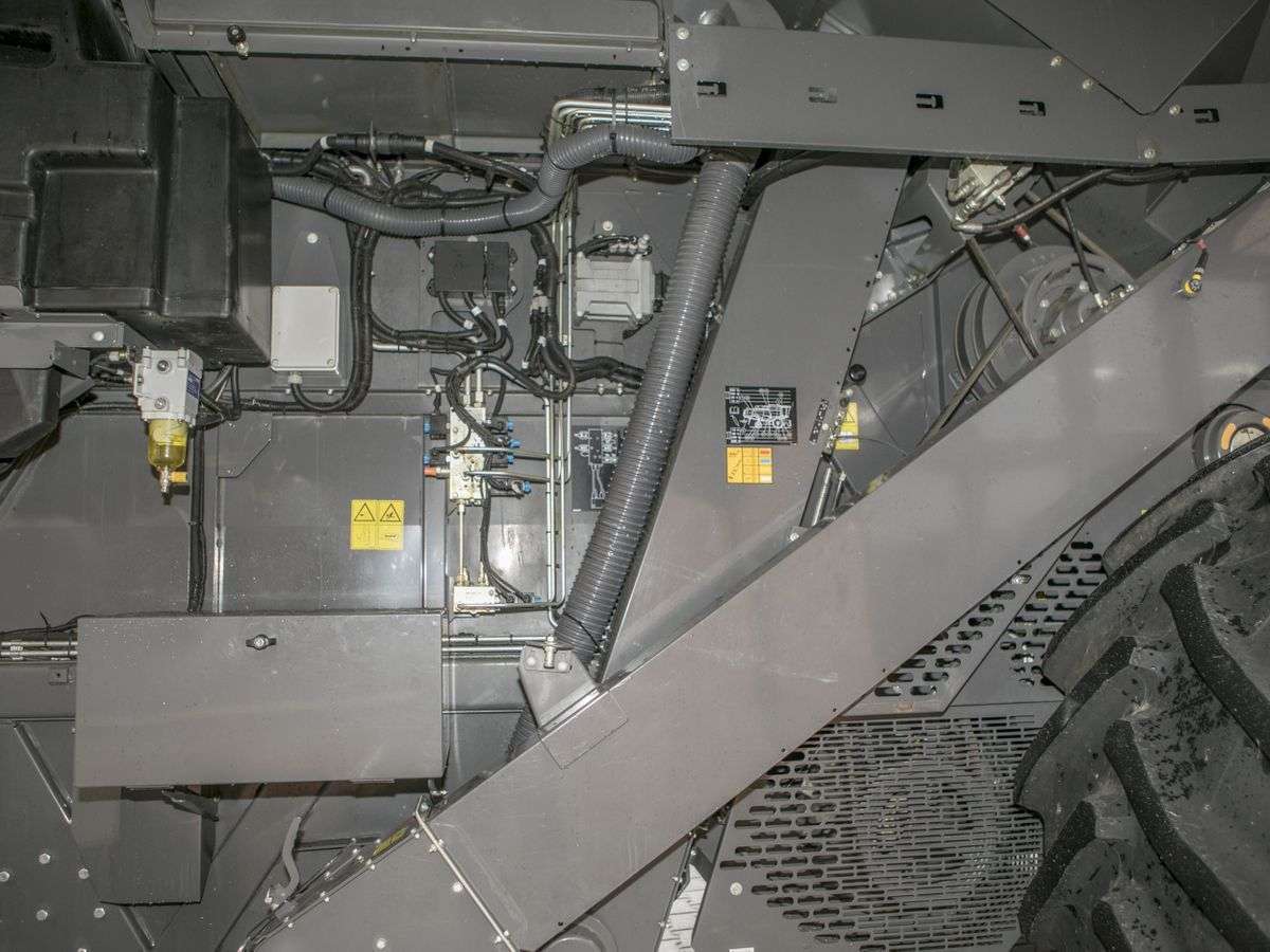 Kombajn Fendt 6335 - napędy lańcuchowe i paski klinowe z prawej strony maszyny