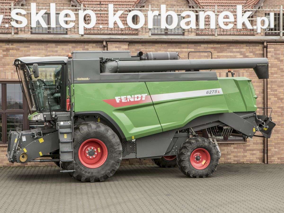 Bok kombajnu Fendt 6275 C na placu maszyn rolniczych spółki Korbanek 