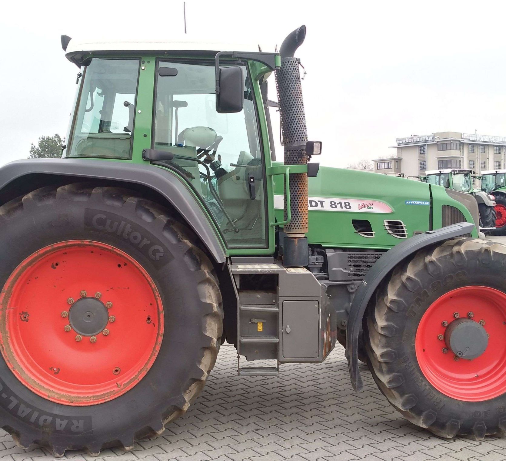 Traktor Fendt 818 na tle placu maszyn 