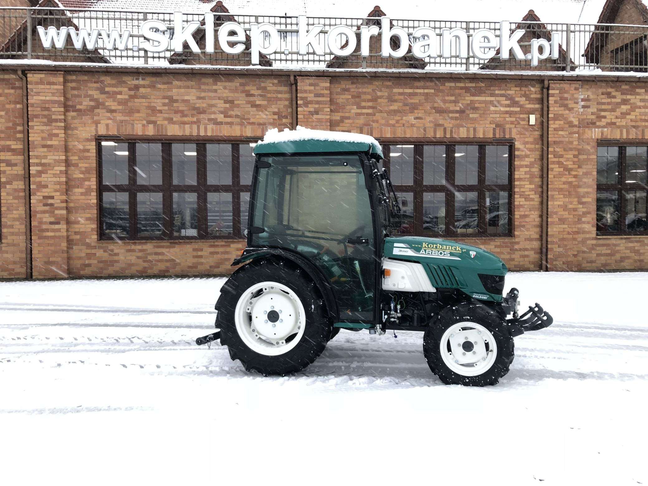 Arbos 3050 sadownik na tle sklepu części korbanek