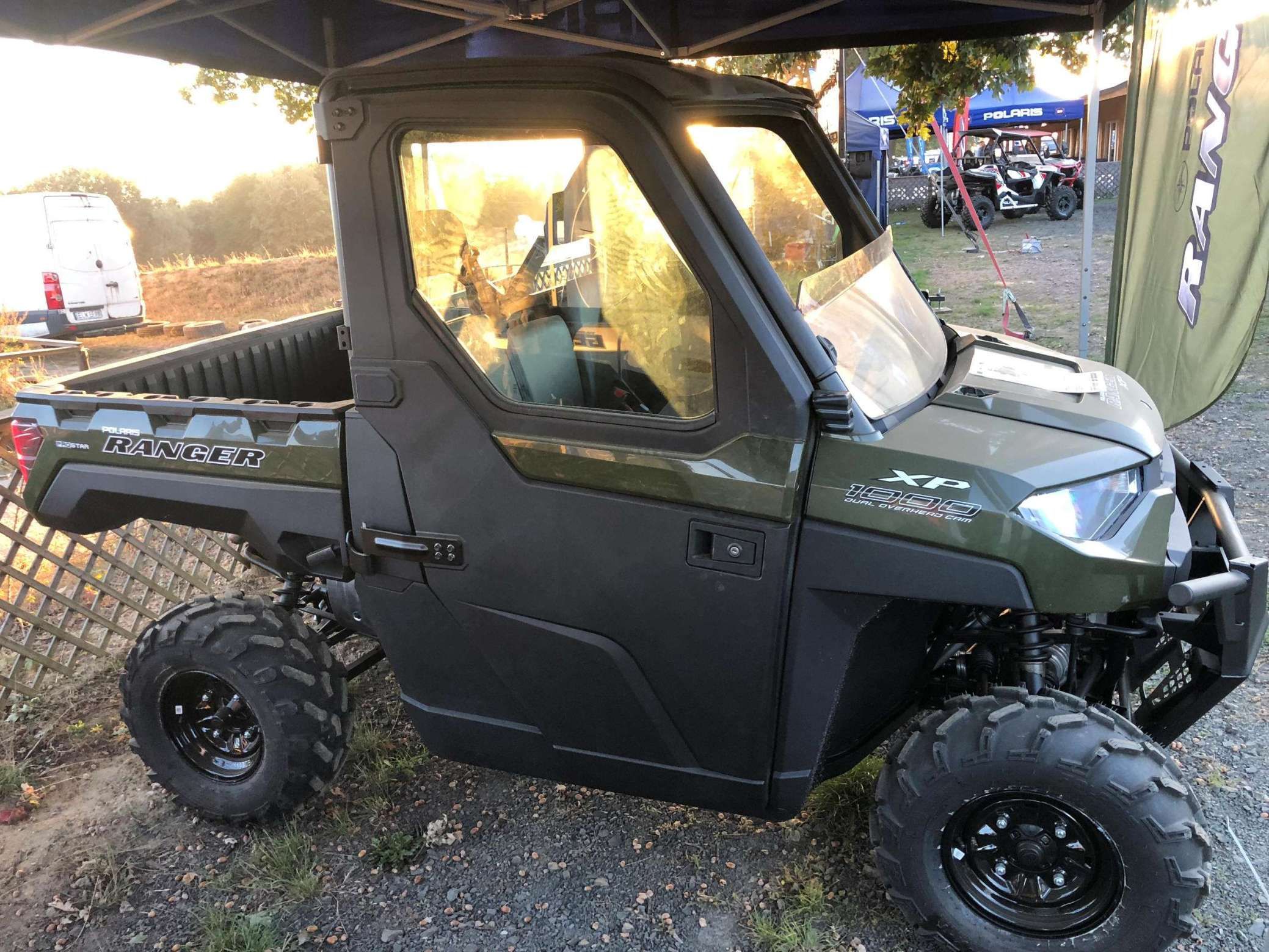 Ciągnik rolniczy Polaris quad seria Ranger 1000 XP atv kolor grafitowy Ładowność: 680 kg