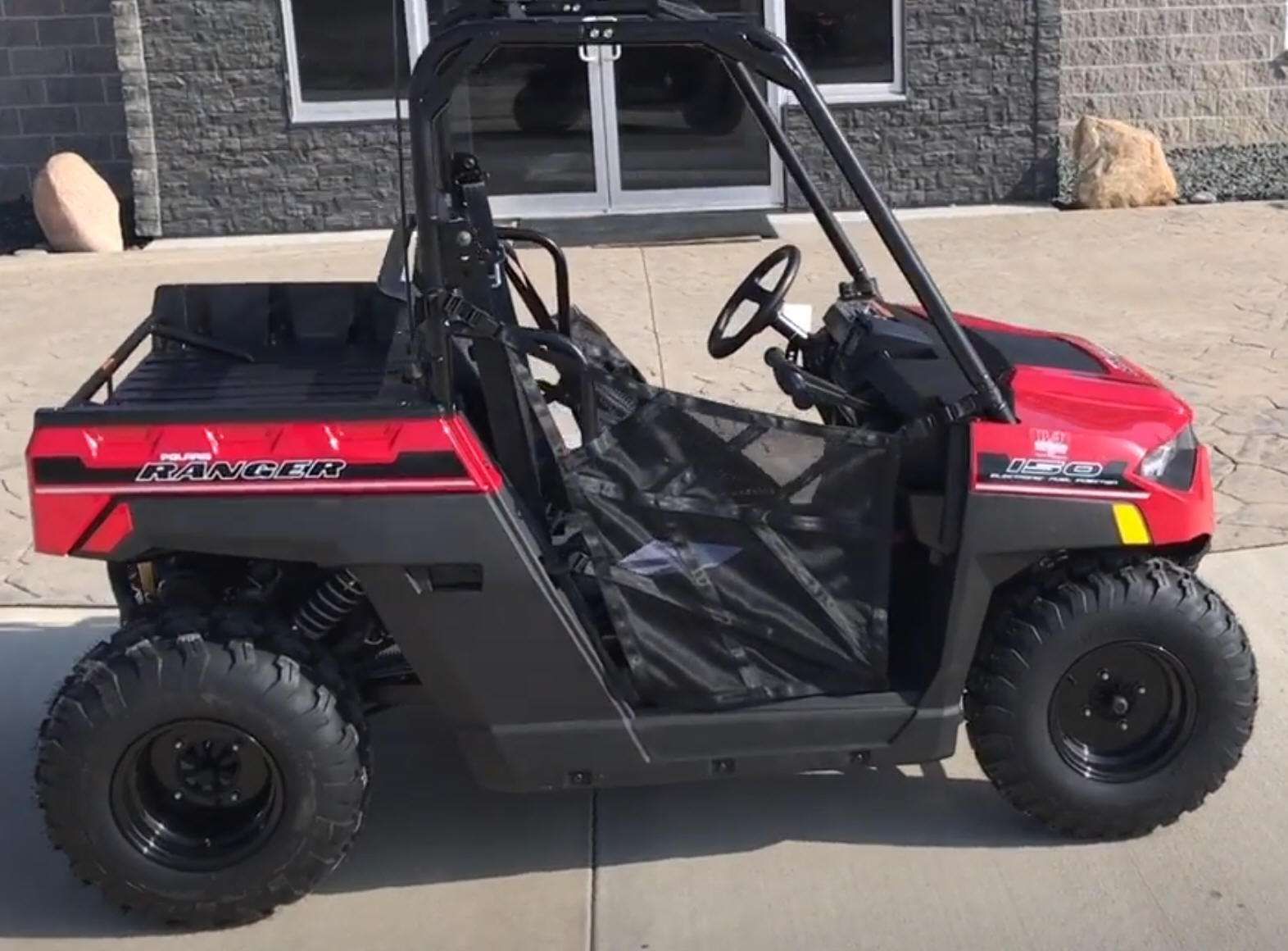 150 Polaris Ranger Quad dla dzieci bezpieczny atv klasyczna kierownica samochodowa felgi stalowe paka zaladunkowa kolor czerwony siatki boczne Korbanek.pl