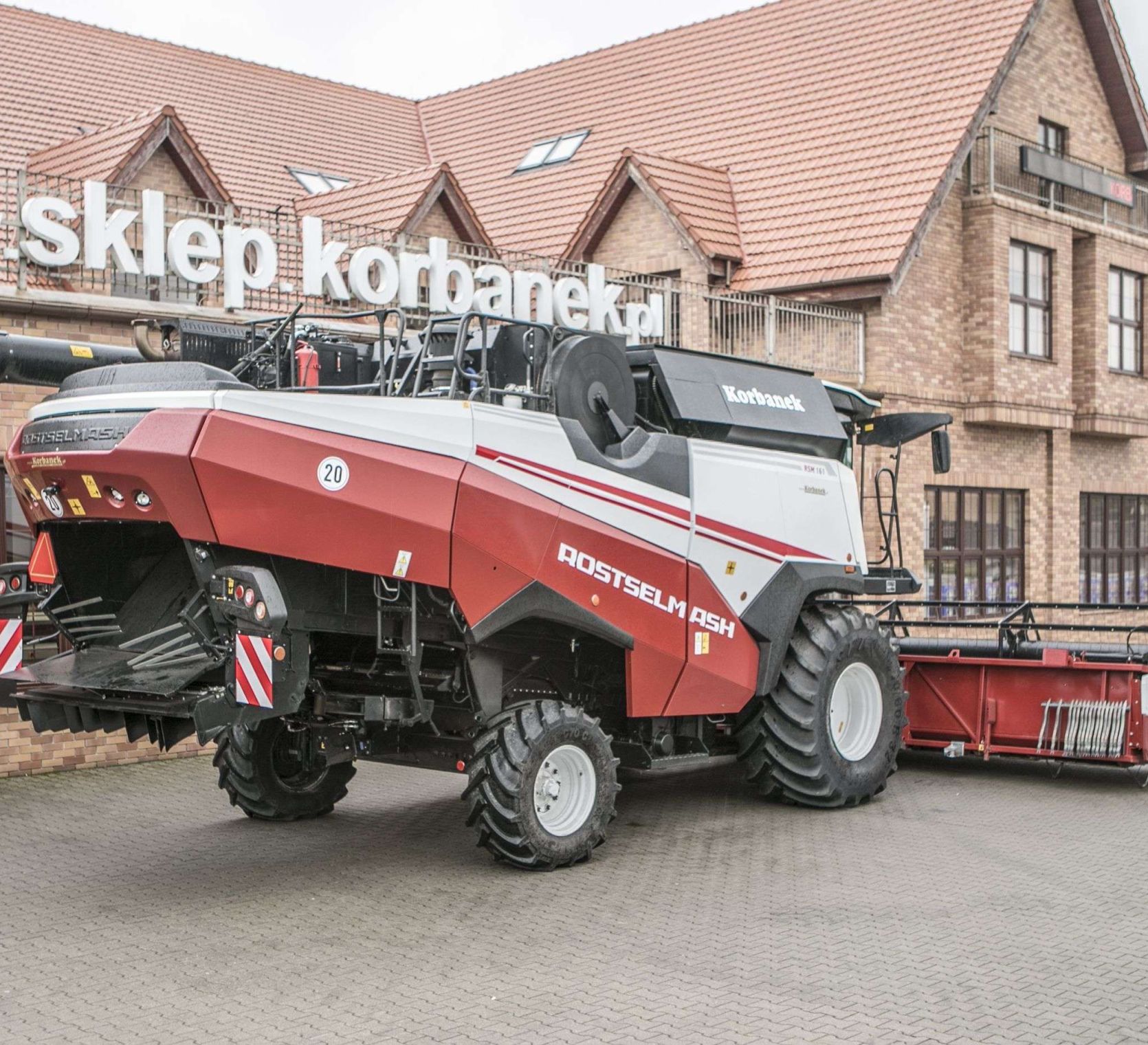 Kombajn zbożowy Rostselmash RSM 161 widok z prawego boku na tle sklepu Kombajn zbożowy Rostselmash RSM 161 z hederem 7 m oferta korbanek.pl