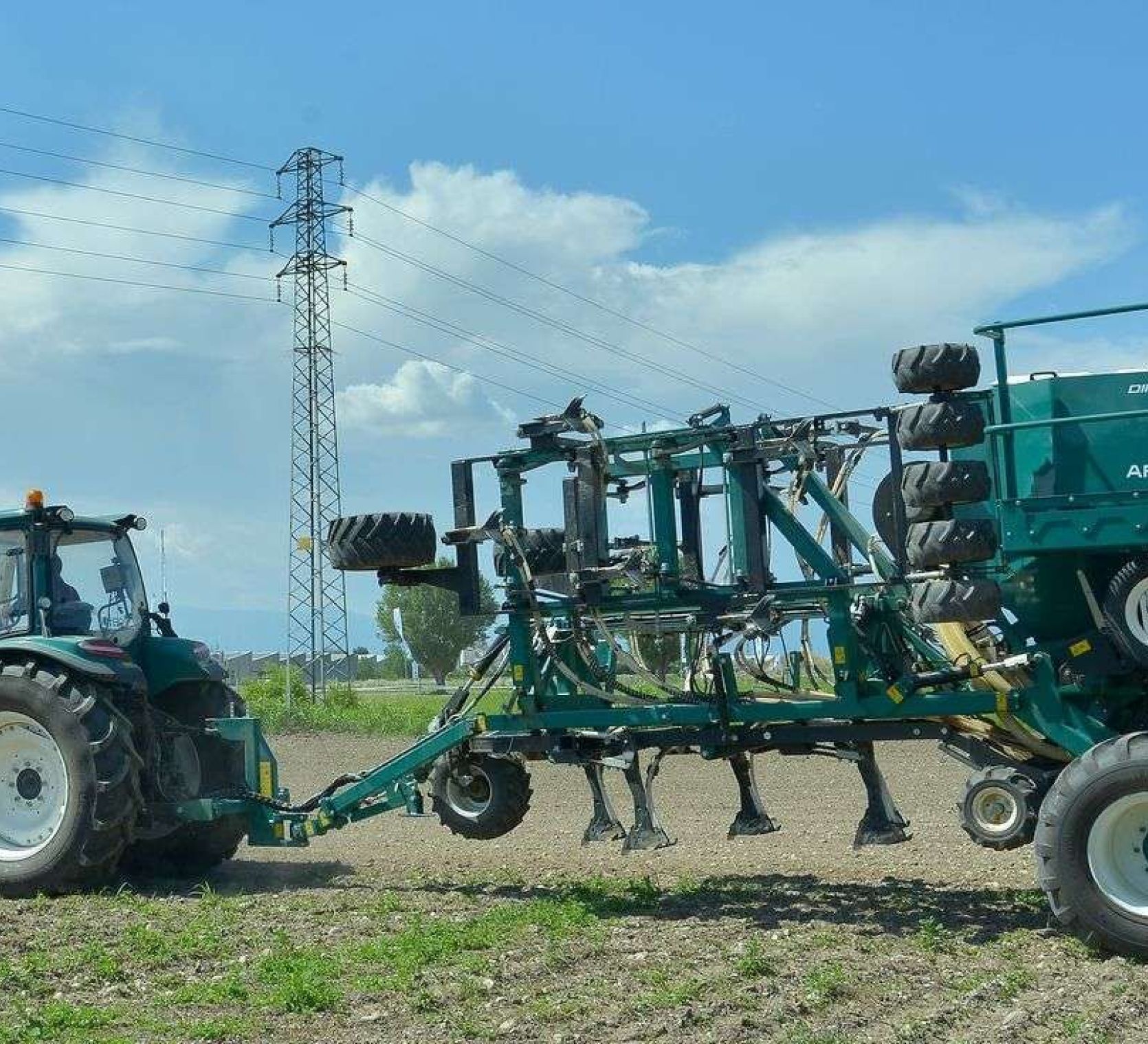 Siewnik bezorkowy Arbos Direkta złożony do transportu Siewnik bezorkowy Arbos Direkta na ramie złożonej do transportu
