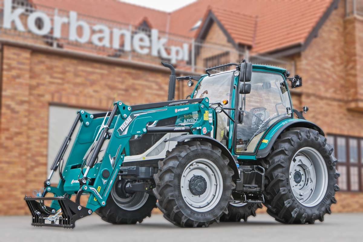 Ciągnik rolniczy Arbos 5130 z ładowaczem widok przodu z lewej strony