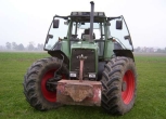 Używany traktor rolniczy Fendt 824 Favorit widok na przód zadbanego ciągnika 