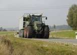 Niemiecki używany ciągnik rolniczy Fendt 927 Vario  na drodze z przyczepą