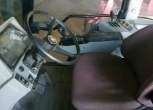 Widok na komfortowe siedzenie pasażera i kierownicę w używanym ciągniku Massey Fergusno 8170
