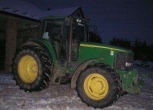 Zdjęcie przedstawiające bok ciągnika John Deere 6820.