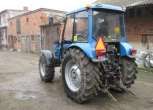 Niebieski zadbany ciągnik Pronar w zabudowaniach gospodarstwa 