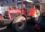 Prawy bok używanego ciągnika rolniczego ZTS 16245 w zabudowaniach gospodarstwa