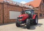 Nowy traktor Massey Ferguson 7714 z silnikiem AGCO Power sześcio cylindrowym przed sklepem firmy korbanek 