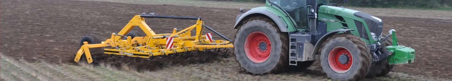 Żółty agregat agrisem vibromulch pracuje na polu z zielonym ciągnikiem Fendt korbanek.pl 