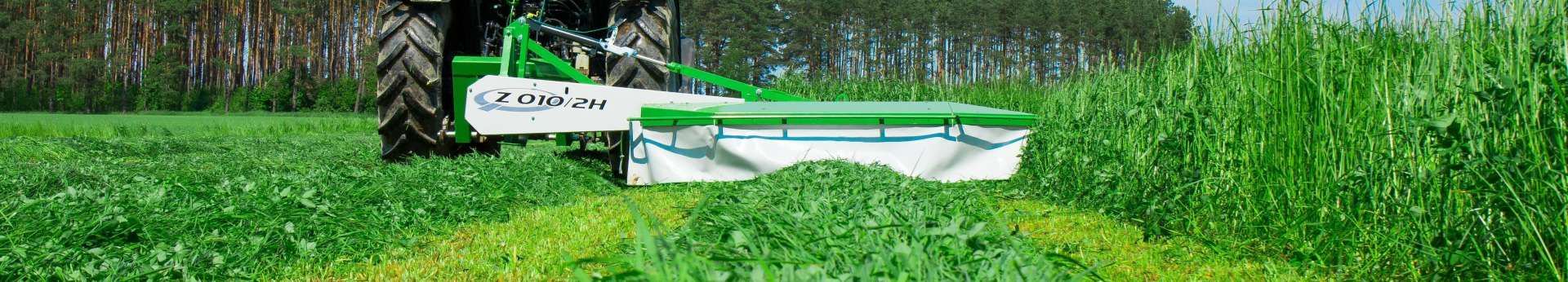 Z010/2H to kosiarka do trawy 2-bębnowa zawieszana tylna produkowana przez Samasz Zielona kosiarka bębnowa zawieszana tylna Z010/2H produkowana przez Samasz kosi trawę na łące. korbanek.pl